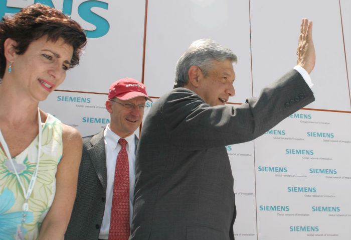 Saltiel Cohen en 2005 con Andrés Manuel López Obrador. Foto: Cuartoscuro