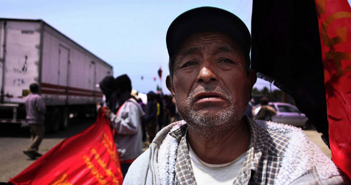 Para la mayoría de los jornaleros, jóvenes y señoras, no es suficiente el discurso pacifista centrado en la no violencia. Foto: Vice
