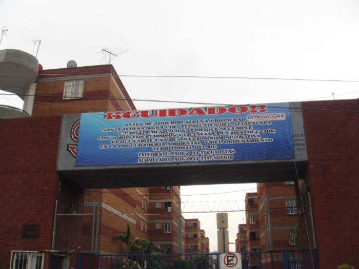 Vecinos del conjunto habitacional IntegrARA Zaragoza, ubicado en los predios de Santa Teresa 60 y 64, colocaron una manta para alertar a los posibles compradores de las irregularidades de la obra. Foto: Especial