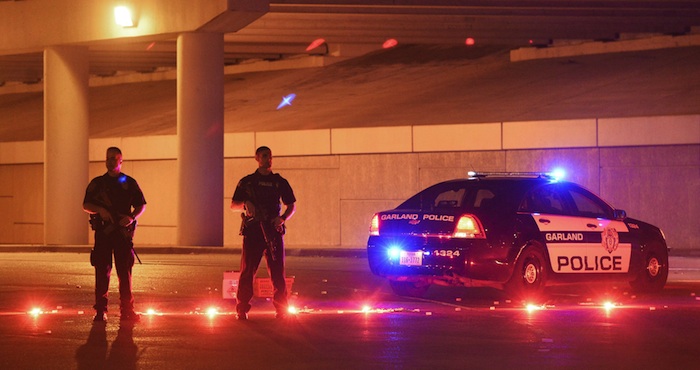 El tiroteo se produjo en horas de la tarde del domingo en un estacionamiento próximo al Centro Curtis Culwell Foto: EFE