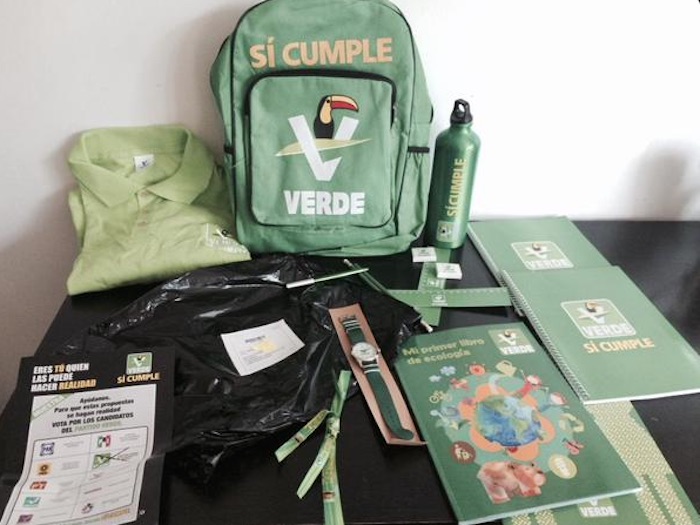 El Verde continúa con la entrega de paquetes escolares. Foto: Twitter