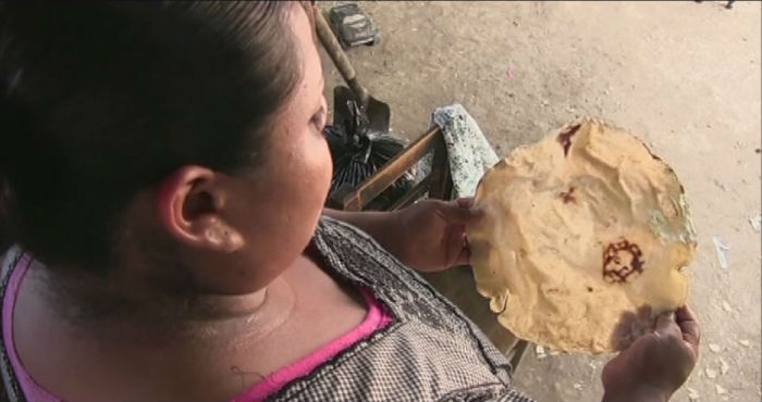 La mujer y su familia se han dedicado toda su vida a hacer tlayudas, un tipo de tortilla de maíz. Foto: Fox News