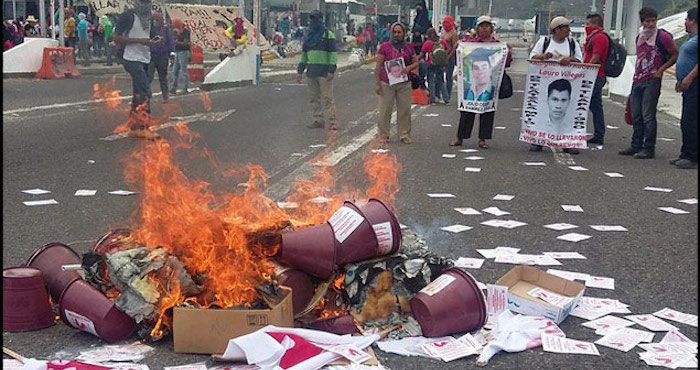 De acuerdo con algunas versiones, la protesta se había desarrollado de manera pacífica hasta que un vehículo del Partido Humanista paso por el lugar. Foto: Vía Twitter @AlaideMtz