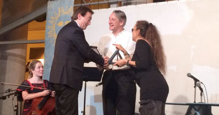 Los encargados de entregar el Premio a los escritores mexicanos fue el Alcalde de Lugano, Marco Borradori y la Directora del festival, Armida Demart. Foto: Festival Poestate