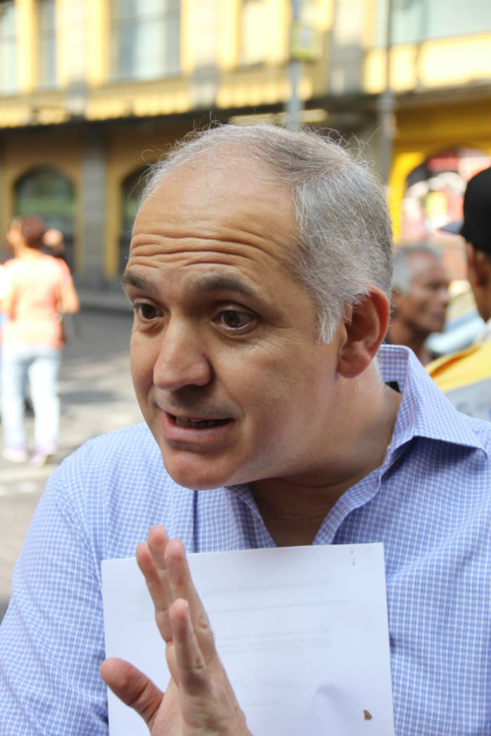 Xavier Perezcano, vecino de Lomas Altas, detectó una decena de predios a los que se pretende cambiar el uso de suelo al revisar la Gaceta Oficial del Distrito Federal. Foto: Luis Barrón, SinEmbargo.