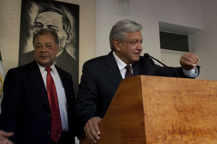 El presidente del PT con AMLO, durante una conferencia en 2012 para denunciar la compra de votos en la elección presidencial. Foto: Cuartoscuro