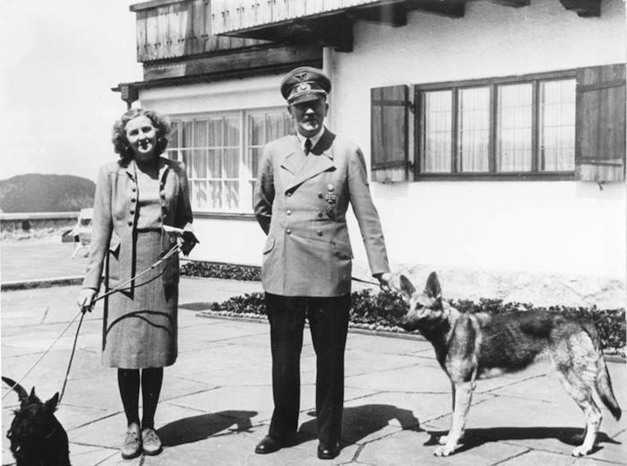 Eva Braun y Adolf Hitler que sostiene a Blondi. Foto: Especial. 