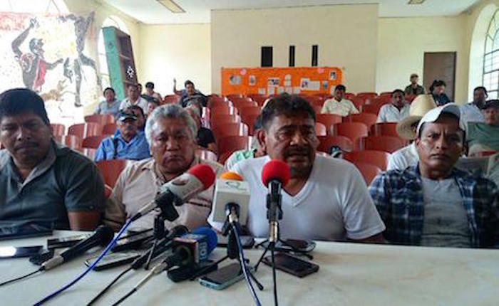 En una conferencia de prensa en la Normal Rural Raúl Isidro Burgos, los padres y su vocero afirmaron que las familias de las víctimas se reunieron previamente para analizar cada caso. Foto: El Sur