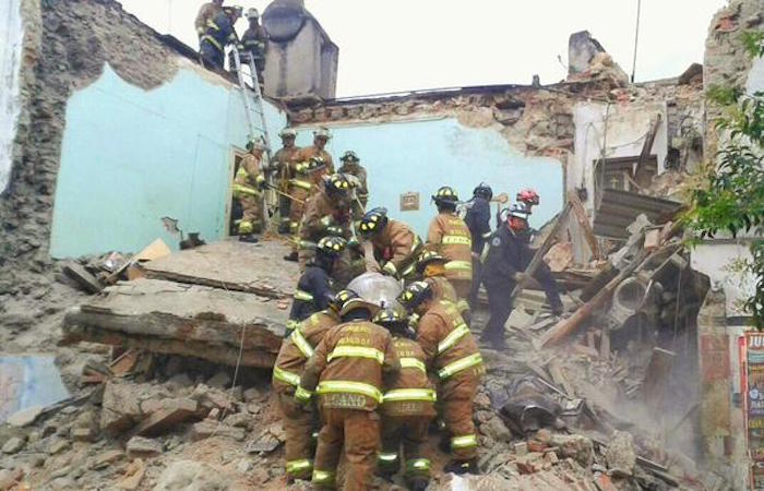 Bomberos y rescatistas realizan la remoción de escombros. Fotos vía @Iberomed.