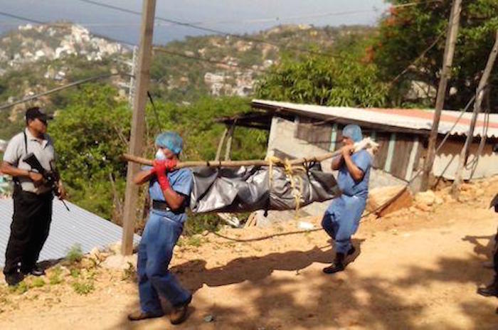 Trabajadores de Semefo trasladan uno de los cuerpos hallados en fosas. Foto: El Sur