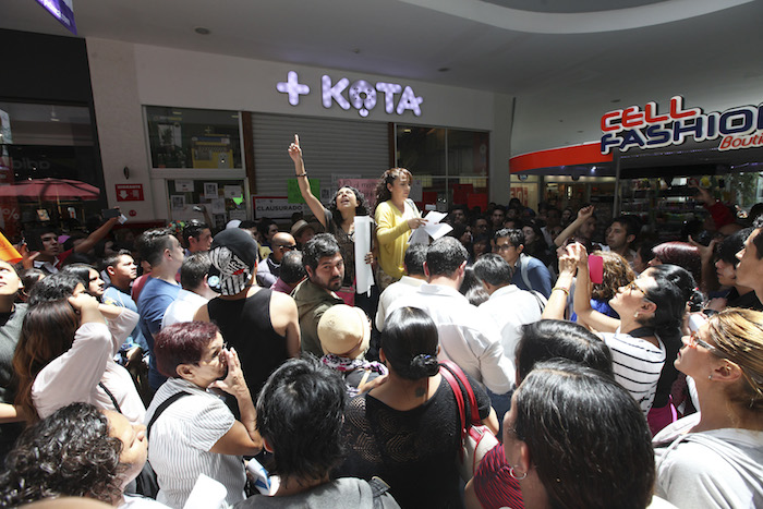 Organizaciones y ciudadanos se manifestaron para exigir la clausura de la tienda en Pachuca. Foto: Cuartoscuro