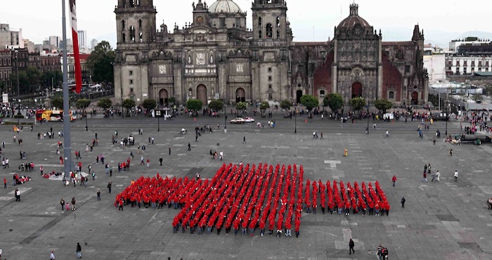 Por motivo de sus 105 años, la Cruz Roja Mexicana, esta mañana más de mil 300 voluntarios formaron una cruz roja sobre la explanada del Zócalo capitalino. Foto: Notimex