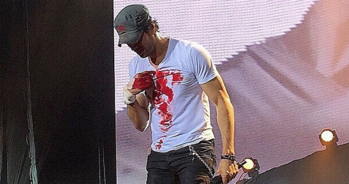 La playera que Enrique Iglesias llevaba puesta cuando se cortó la mano en un concierto se ha convertido en objeto de deseo para muchos de sus fans. Foto: Instagram
