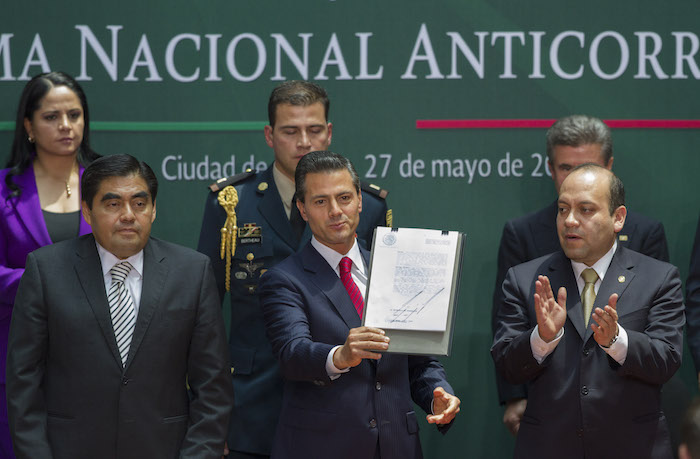 Miguel Barbosa Huerta, presidente de la mesa directiva del Senado, Enrique Peña Nieto, presidente de México y Julio César Moreno, presidente de la mesa directiva de la Cámara de Diputados, durante la promulgación de la Reforma Constitucional para crear el Sistema Nacional Anticorrupción, en el Palacio Nacional. Foto: Cuartoscuro