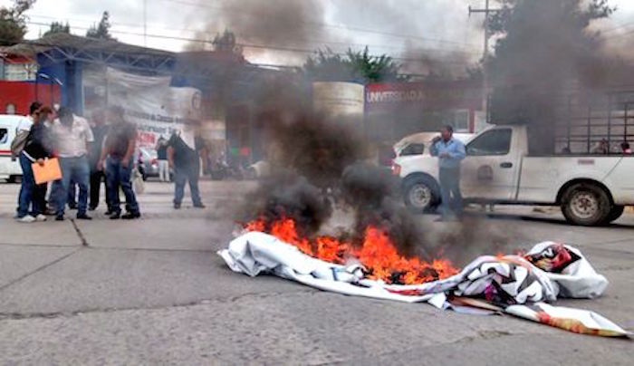 La quema de propaganda electoral frente a CU de Guerrero. Foto: Luis Blancas, de El Sur, especial para SinEmbargo.