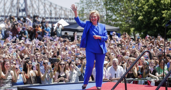 Hillary Clinton aseguró hoy que busca defender a todos los estadounidenses, durante su primer discurso de campaña. Foto: EFE