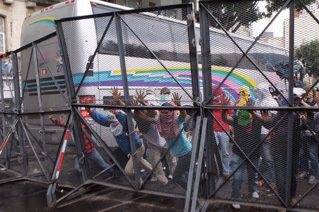 Normalistas intentaron derribar una de las rejas en la Segob. Foto: Francisco Cañedo, SinEmbargo