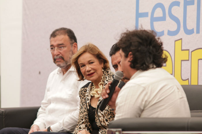 El alcalde de Tepic, Polo Domínguez, junto a la escritora Guadalupe Loaeza durante la ceremonia inaugural del Festival de las Letras. Foto: Francisco Cañedo, SinEmbargo