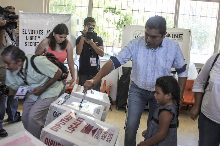 Jorge Luis Preciado, candidato a la gubernatura de Colima por el PAN emitió su voto. Foto: Cuartoscuro