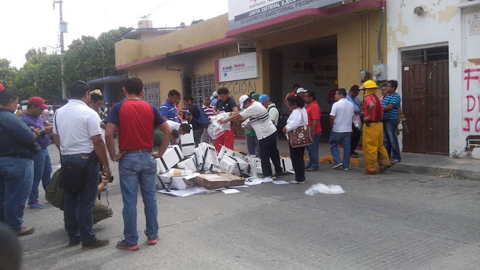 Ayer, profesores de la sección 22 de la CNTE irrumpieron en las oficinas del INE en Juchitán, Oaxaca. Foto: Cuartoscuro