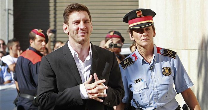 El futbolista del F.C.Barcelona Lionel Messi, en 2013 a su llegada al juzgado de Gavà, donde declaró como imputado ante el titular del juzgado número 3, acusado de defraudar a Hacienda cerca de 4 millones de euros. Foto: EFE/Archivo