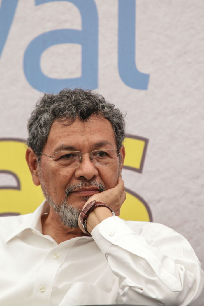 Élmer Mendoza participó en un debate sobre literatura y violencia junto con Sergio González Rodríguez y Benito Taibo. Foto: Francisco Cañedo, SinEmbargo