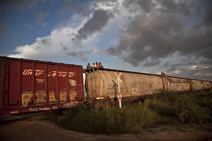 Un grupo de migrantes, viajan arriba de los vagones del ferrocarril de carga, para llegar al norte del país en busca del sueño americano. Foto: Cuartoscuro