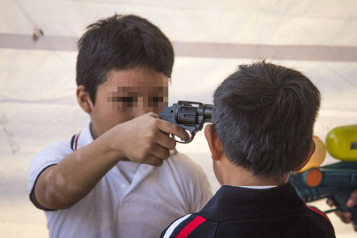 Niños en compañía de sus papa en canje de armas del programa Por tu Familia Desarme Voluntario en Tlatelolco. 10 de febrero 2014. Foto: Cuartoscuro/Archivo.