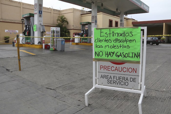 Ante la toma de la Terminal de Abasto y Reparto (TAR) de PEMEX, el desabasto de combustible en las gasolineras de Oaxaca ocasionó el cierre de por lo menos una decena, mismas que al no tener combustible no iniciaron operaciones, y es que la TAR se encarga de surtir de combustible a las gasolineras de la capital y municipios conurbados. La escasez ocasionó además, las llamadas compras de pánico.