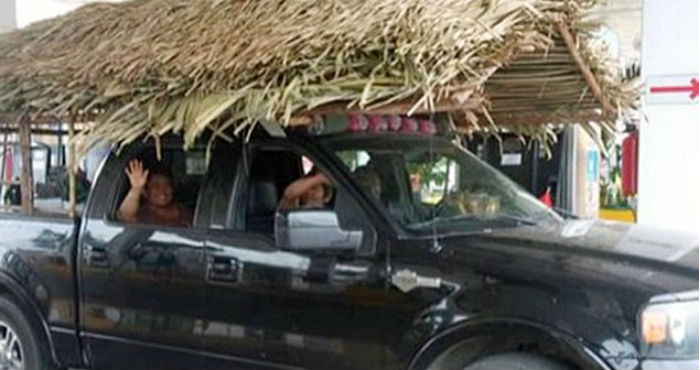 En Tabasco, un hombre le instaló un techo de paja a su camioneta para así ahorrarse el alto costo de instalar un aire acondicionado a su vehículo. Foto: Daily Mail