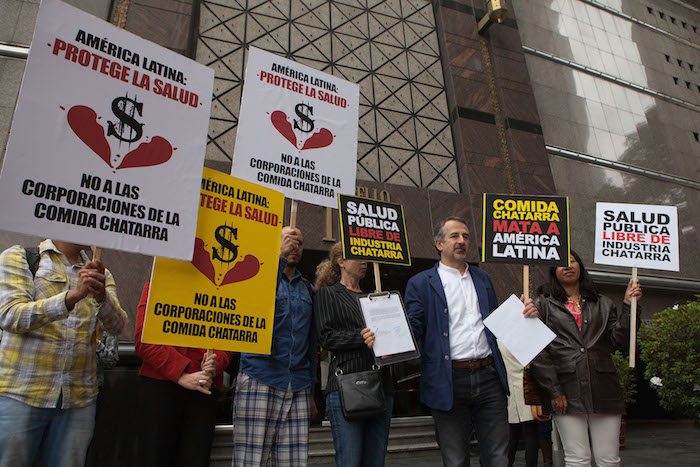 El día de ayer, ONGs entregaron una carta en la Embajada de Chile. Foto: EPC