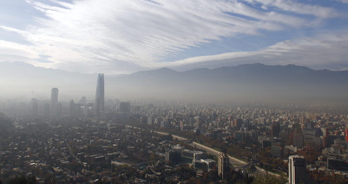 La Sociedad Chilena de Enfermedades Respiratorias explicó que está contraindicado realizar actividad física con la mala calidad del aire en Santiago. Foto: EFE