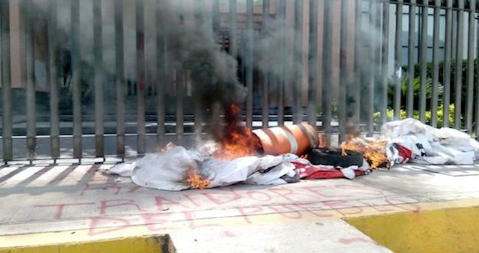 Quema de propagan del PRI afuera de su sede en Chilpancingo. Foto: El Sur