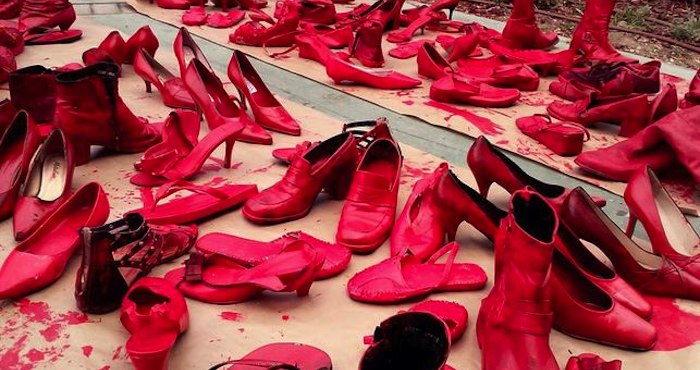 La Plaza de la Constitución expone más de 500 pares de zapatos teñidos de rojo que recuerdan que existe el feminicidio. Foto: Especial