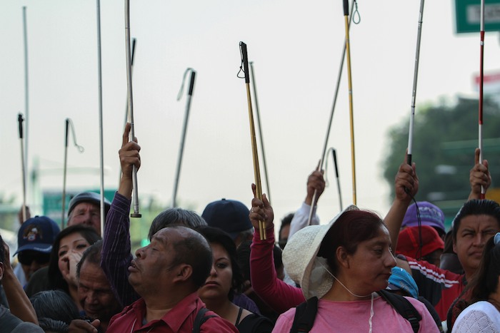 Integrantes de la Asociación Mexicana por el Trato Humano, Social, Material y Cultural de los Invidentes y Débiles Visuales realizaron una marcha en protesta por el cierre de locales. Foto: Cuartoscuro