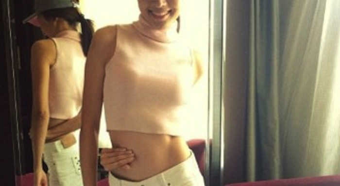 Rodear la cintura con el brazo por detrás de la espalda y tocarse el ombligo: la nueva moda de los chinos Foto: Weibo