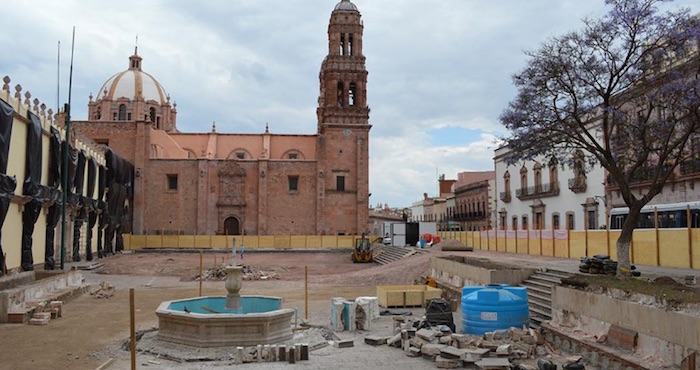 El gobierno de Zacatecas, sin consulta previa, sin permisos y sin socializar el proyecto demolió la Plaza de Armas. Foto: ProAlameda