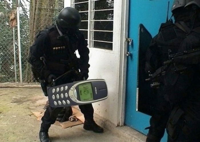 Pesado y estorboso, sí; pero también con fama de indestructible: el Nokia 3310. Foto: KnowYourMeme