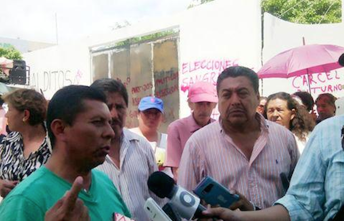 Protesta la CETEG en la sede de la Policía Federal de Caminos en repudio al asesinato del maestro en Tlapa; exigen cese al hostigamiento. Foto: María Avilez, ElSur