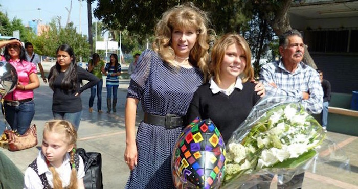 La joven rusa acompañada de su madre. Foto: Zeta