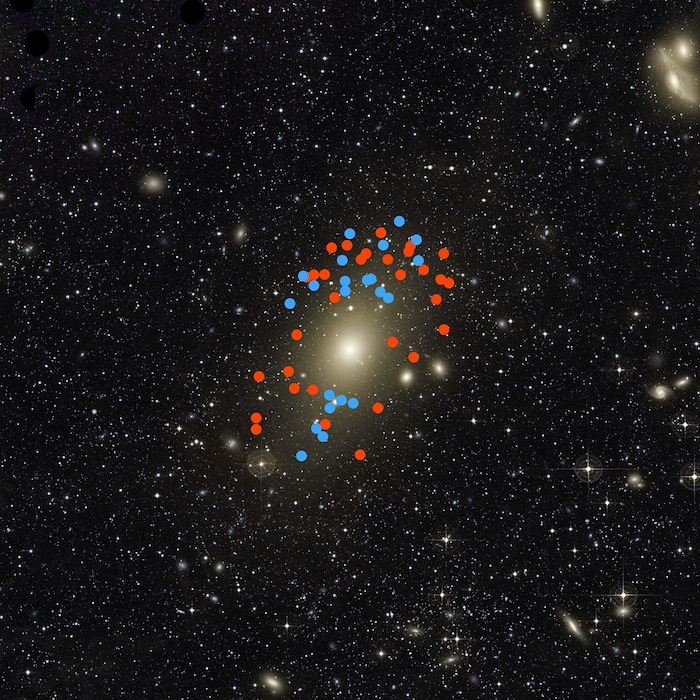 Puntos rojos y verdes denotan la posición de las nebulosas planetarias cuyo movimiento reveló que Messier 87 fue recientemente impactada por otra galaxia más pequeña. Foto: ESO