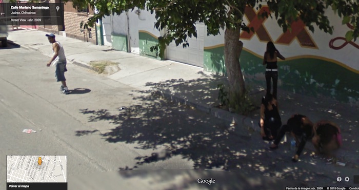 En la imagen se observa a un hombre vestido con pantalón corto de mezclilla, playera de tirantes blanca y cachucha y cuya media filiación, corresponde con la de Eduardo Sánchez Hermosillo, alias “El Flaco”, presunto integrante de la misma red de trata operada por los Aztecas. Foto: Google Maps