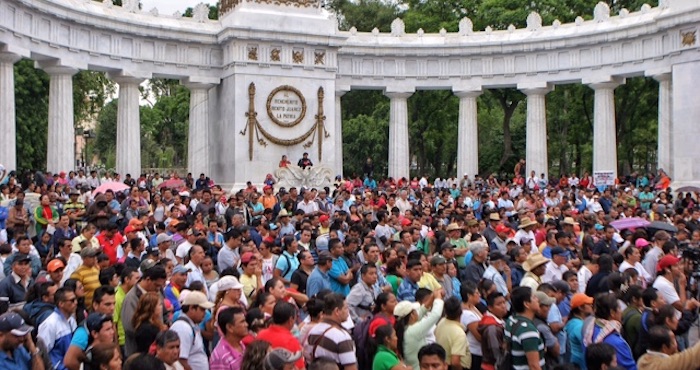 Desde las 10 am los maestros se congregaron en el Hemiciclo a Juárez. Foto: Francisco Cañedo, SinEmbargo
