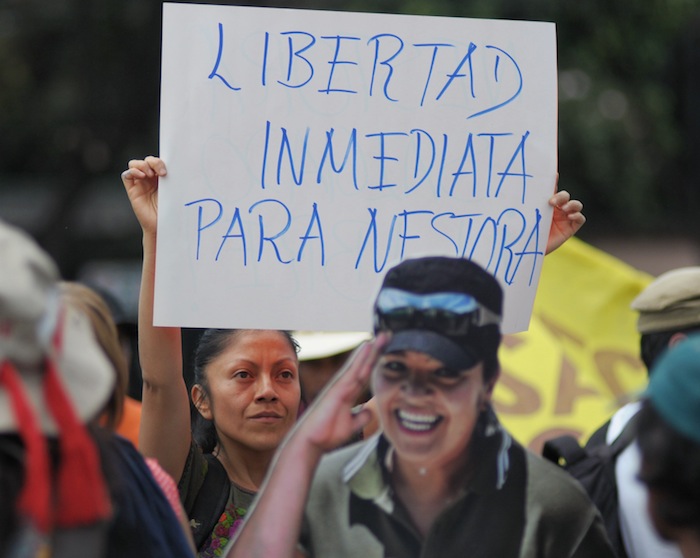 En primer plano, imagen en tamaño real de la líder de policías comunitarias, Nestora Salgado Foto: Cuartoscuro