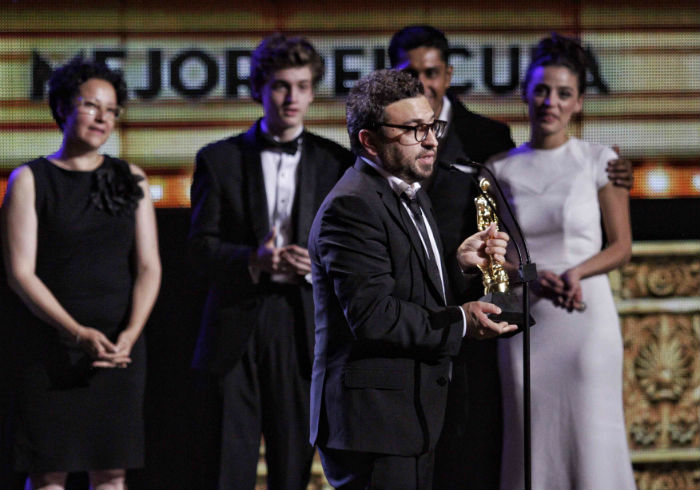 Alonso Ruizpalacios recibe el Ariel por "Güeros". FOTO: ISAAC ESQUIVEL /CUARTOSCURO.COM