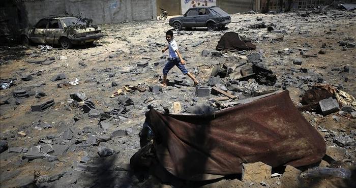 Un joven palestino camina entre los escombros de una vivienda familiar destruida por Israel al oeste de la ciudad de Gaza en agosto de 2014. Foto: EFE/Archivo