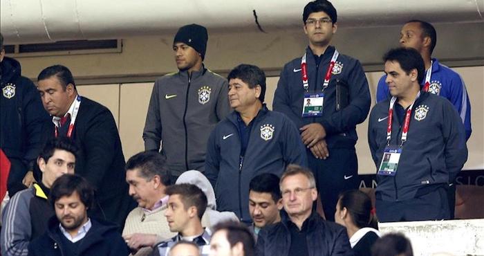 El delantero brasileño Neymar jr. (i, ariba), sigue desde el palco el encuentro Brasil-Venezuela, del Grupo C de la Copa América de Chile 2015, disputado ayer. Foto: EFE
