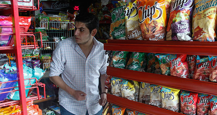 La población mexicana ha optado por consumir comida rápida, tendencia que ha aumentado las ventas de papas fritas en paquete. Foto: Cuartoscuro