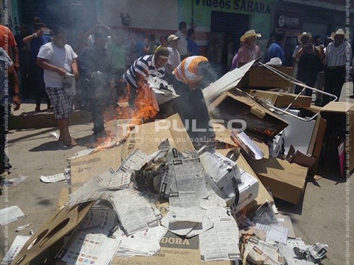 Militantes del Verde y del PAN quemaron material electoral en Foto: El Pulso SLP