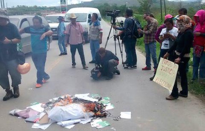 La quema de propaganda en la carretera. Foto: Lenin Ocampo, El Sur